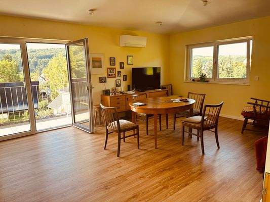 Helle Wohnzimmeransicht