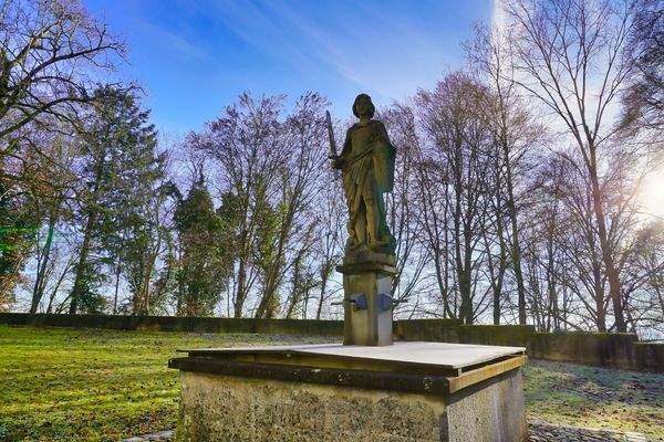 Schlossbrunnen mit hl. Michael