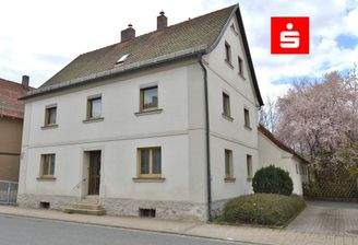 Hausansicht Straßenseite mit Haupteingang