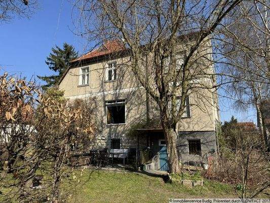 Blick aus dem Garten zur Terrasse