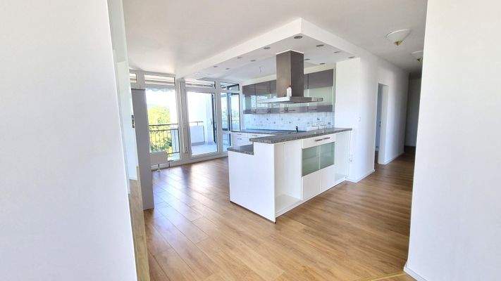 Blick Wohnzimmer zur Küche 2.jpg