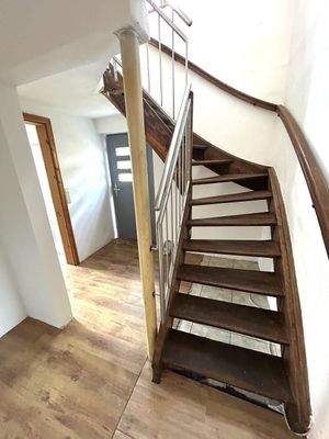 Älteres Gebäude(AG) / unter dem Laminat = historichen Fliesen