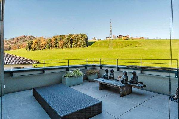 Die großzügige Terrasse lädt zu gemütlichen Stunden ein