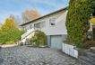 Außenansicht mit Garage