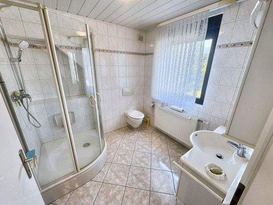 OG Badezimmer mit Dusche