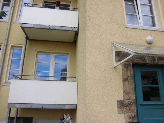 Ansicht vom Eingang und Balkon.JPG