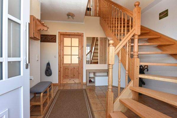 einladende Diele mit Garderobe & Hartholztreppe zum DG 