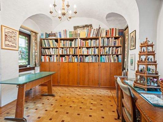 Zimmer mit Gewölbe über dem Torbogen