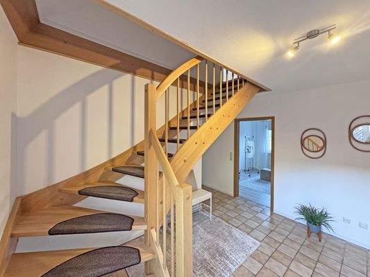 Eingangsdiele mit offener Holztreppe 