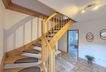 Eingangsdiele mit offener Holztreppe 