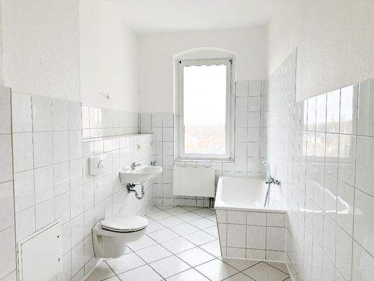 Tageslichtbad mit Wanne, WC, Waschtisch und Waschmaschinenanschluss