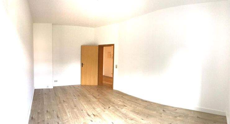 Helles Wohnzimmer mit Holzboden