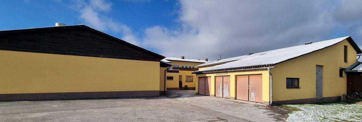 Hof mit Nebengebäude