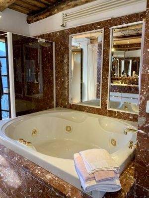 Das Ensuite-Badezimmer mit Whirlpool