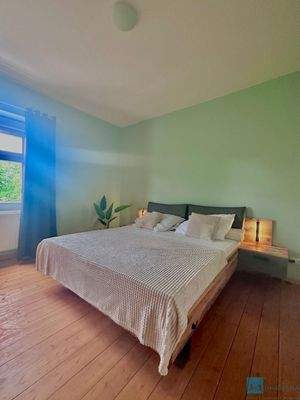 Schlafzimmer mit Doppelbett