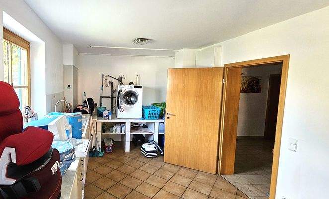 Hauswirtschaftsraum UG mit Tageslicht.jpg