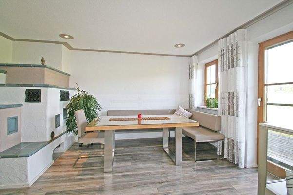 Esszimmer mit Kachelofen