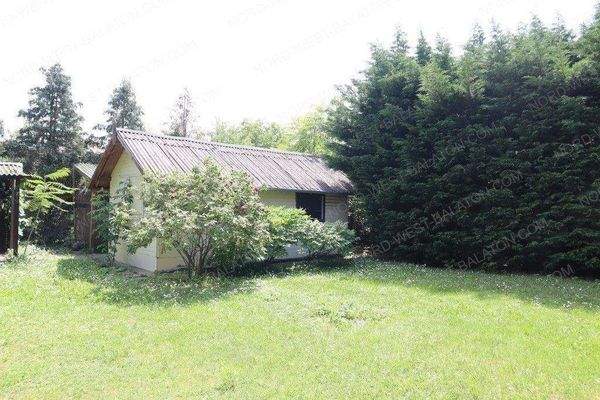 Garten mit Gartenhaus und Holzlager