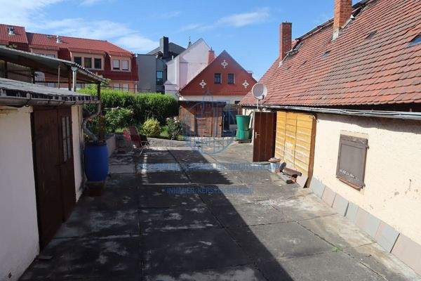 befestigte Freifläche im hinteren Grundstücksbereich