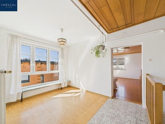 Diele OG mit Blick ins Wohnzimmer