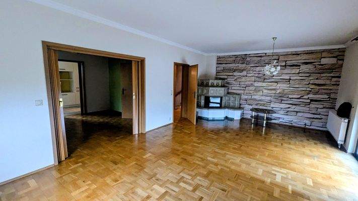 Wohnzimmer mit Kaminofen und Terrassenzugang