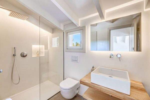 Modernes Badezimmer mit bodengleicher Dusche