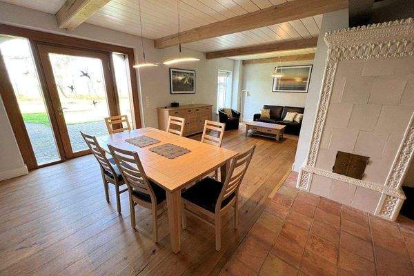 Wohn-/Esszimmer mit antikem Kachelofen (linke DHH)