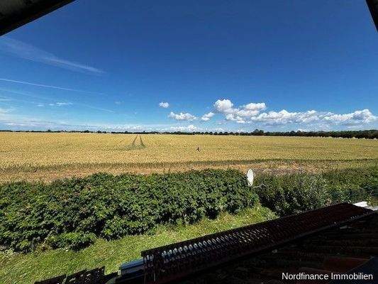 rückwärtiger Blick über Felder