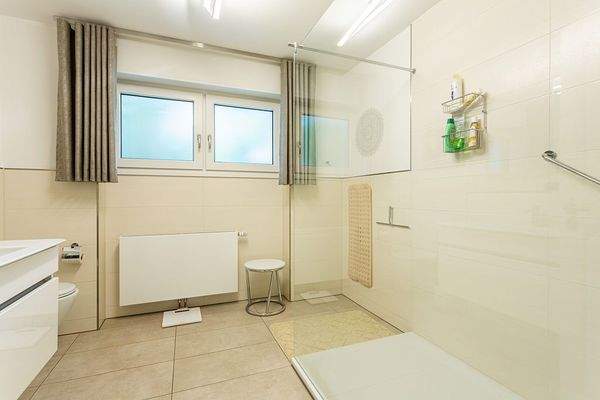 Badezimmer mit begehbarer Dusche (EG)