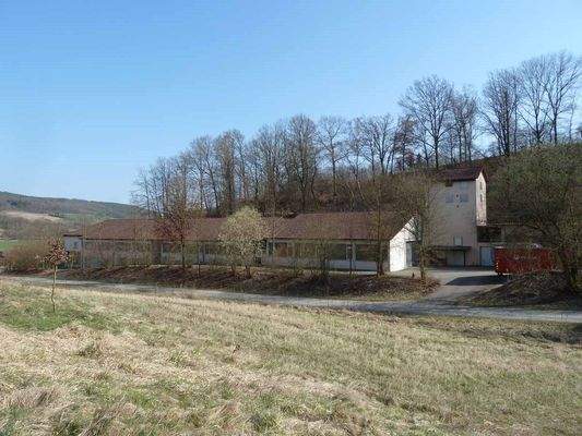 Gesamtansicht der Gewerbeimmobilie von Norden