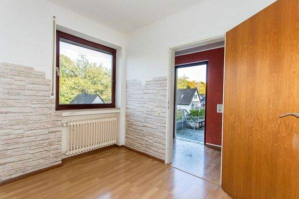 Küche mit Tür zur Eingangsdiele