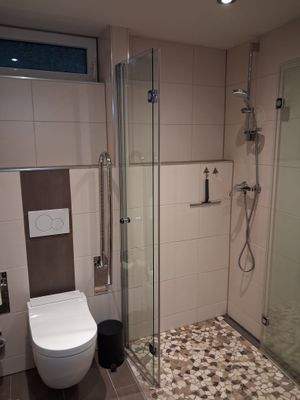 Senioren-und Behindertengerechtes Bad.jpg