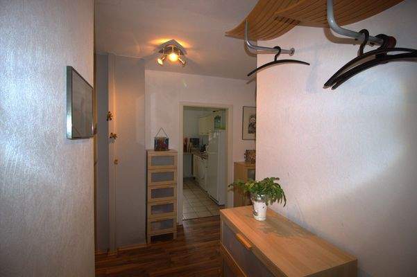 Flur mit Blick in die Küche im Keller