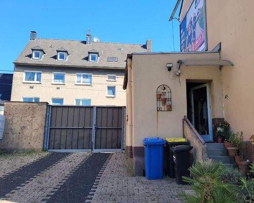 Hof mit Seitentor und Zugang zur Küche