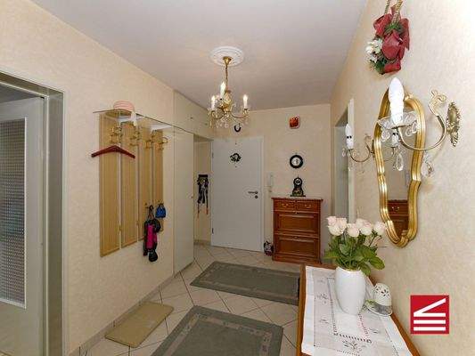 Flur Blickrichtung Wohnungseingang - hinten links Bad