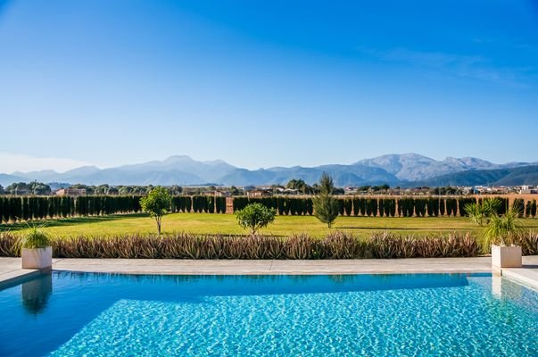 Pool mit Bergblick