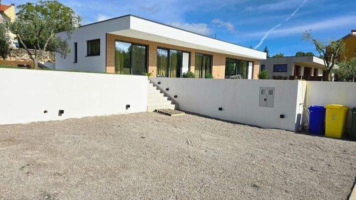 6AD389E3-3668-4837-B50F-84B477B11131_1_105_c