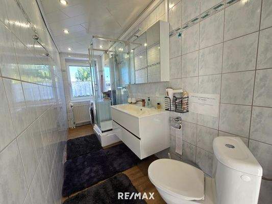 Badezimmer 1 mit Dusche und WC