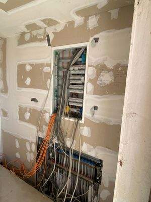 Wohnhaus links teilfertiggestellt