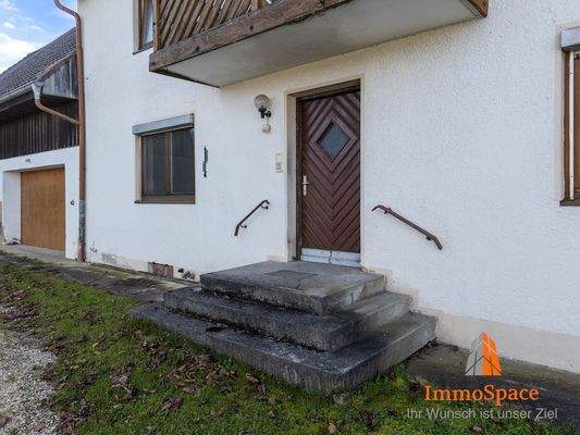 Treppenaufgang zur Eingangstüre