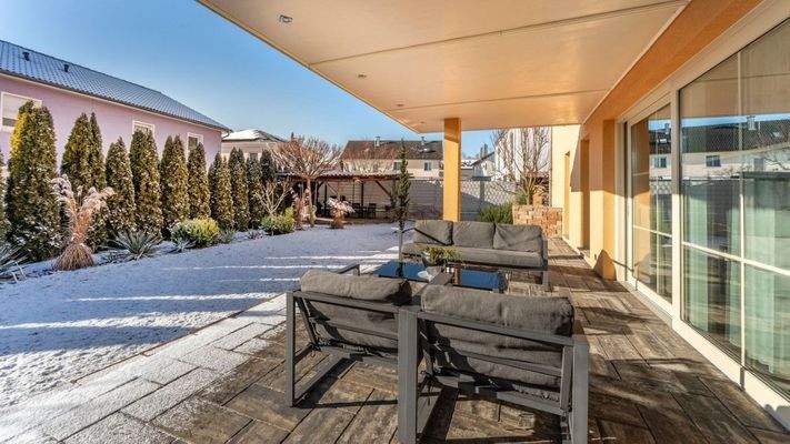 Überdachte Terrasse und Gartenbereich