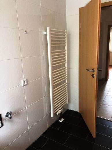 Sehr schöne 2 Raum Wohnung EG mit Balkon, Bad mit Dusche und Wanne ab sofort in Zwickau zu vermieten - Photo 1