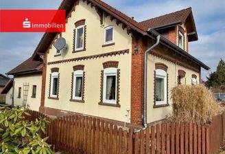 Seitenansicht der detailreichen Fassade