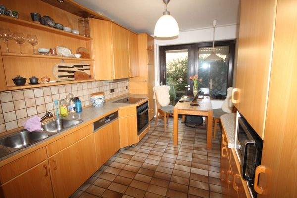 Blick in den Küchenbereich mit Gartenzugang