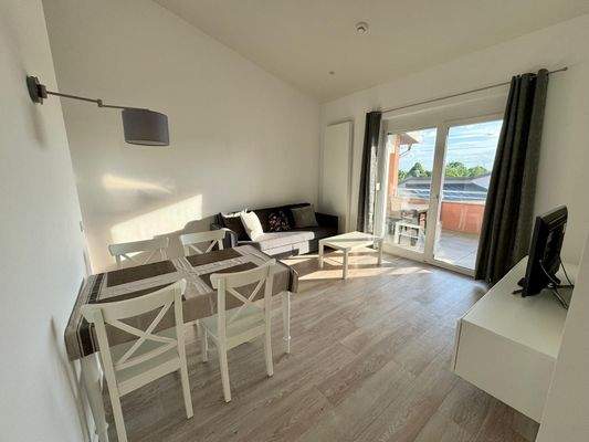 Großzügiger Wohn-Essbereich mit hohen Decken