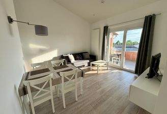 Großzügiger Wohn-Essbereich mit hohen Decken