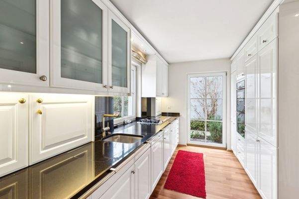 Küche mit Granitarbeitsplatte