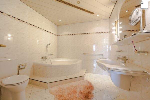 Geräumiges Badezimmer mit Badewanne
