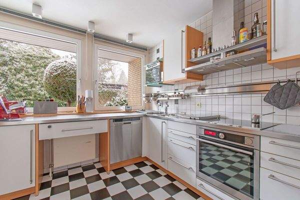 Kochfreudige Küche mit Durchreiche zum Essbereich