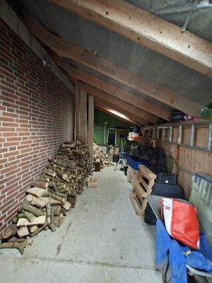 Schuppen neben der Garage
